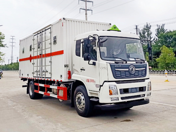 東風(fēng)天錦易燃液體廂式運輸車