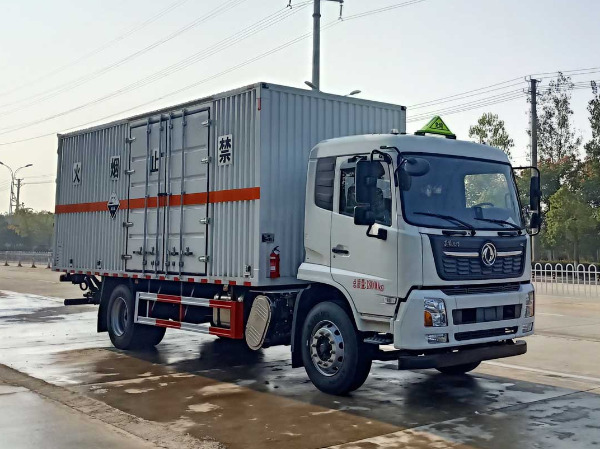 東風(fēng)天錦腐蝕性物品廂式運(yùn)輸車