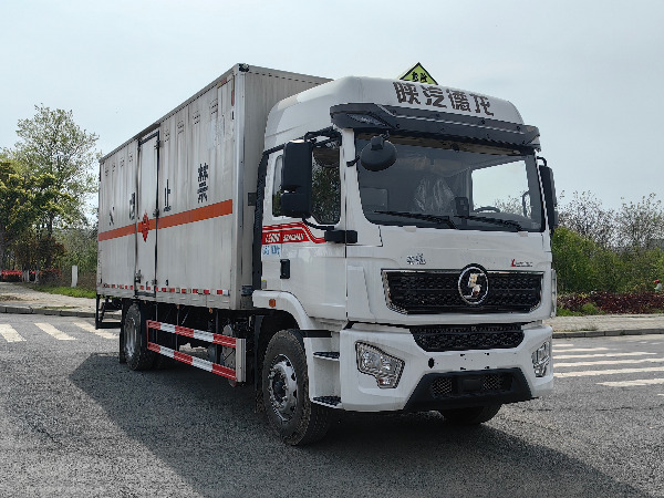 陜汽德龍易燃液體廂式運輸車